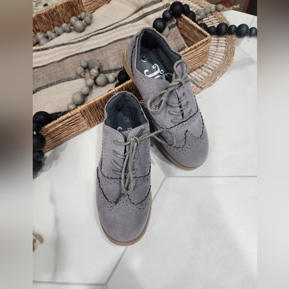 Boys Size 3, Gray Oxford Casual / Dress Shoes Wuth Tan Soles.